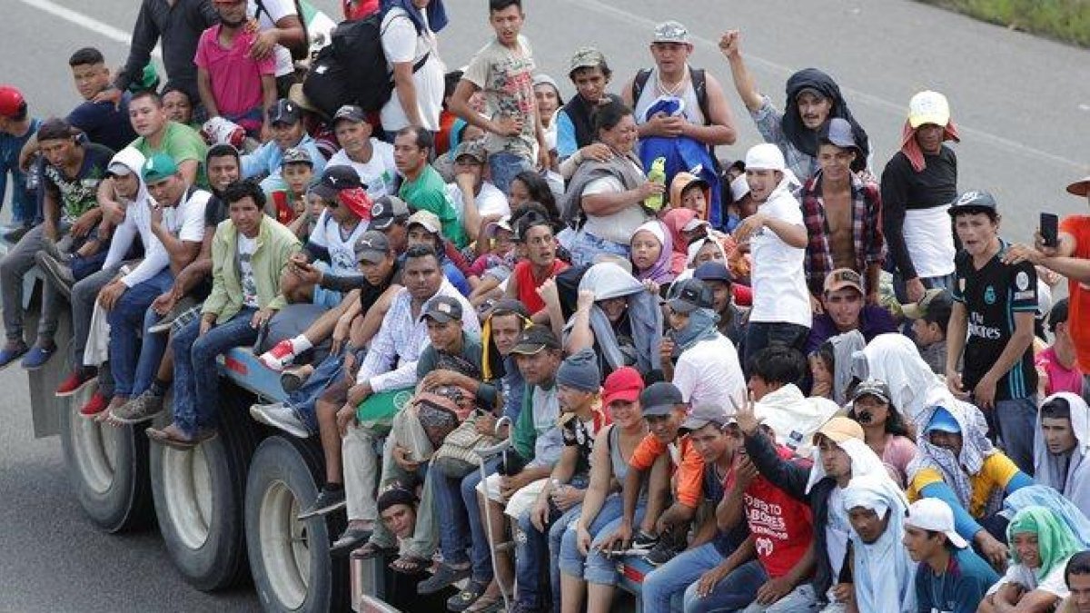 Miles de centroamericanos -en su mayoría hondureños y salvadoreños- llegaron a México para tratar de cruzar hacia Estados Unidos.-EFE