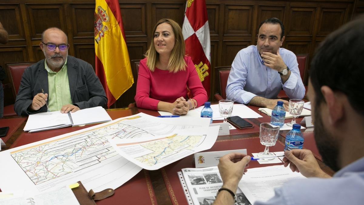 La delegada de Gobierno, Virginia Barcones, se reúne con representantes de la plataforma Soria¡Ya!.-CONCHA ORTEGA / ICAL