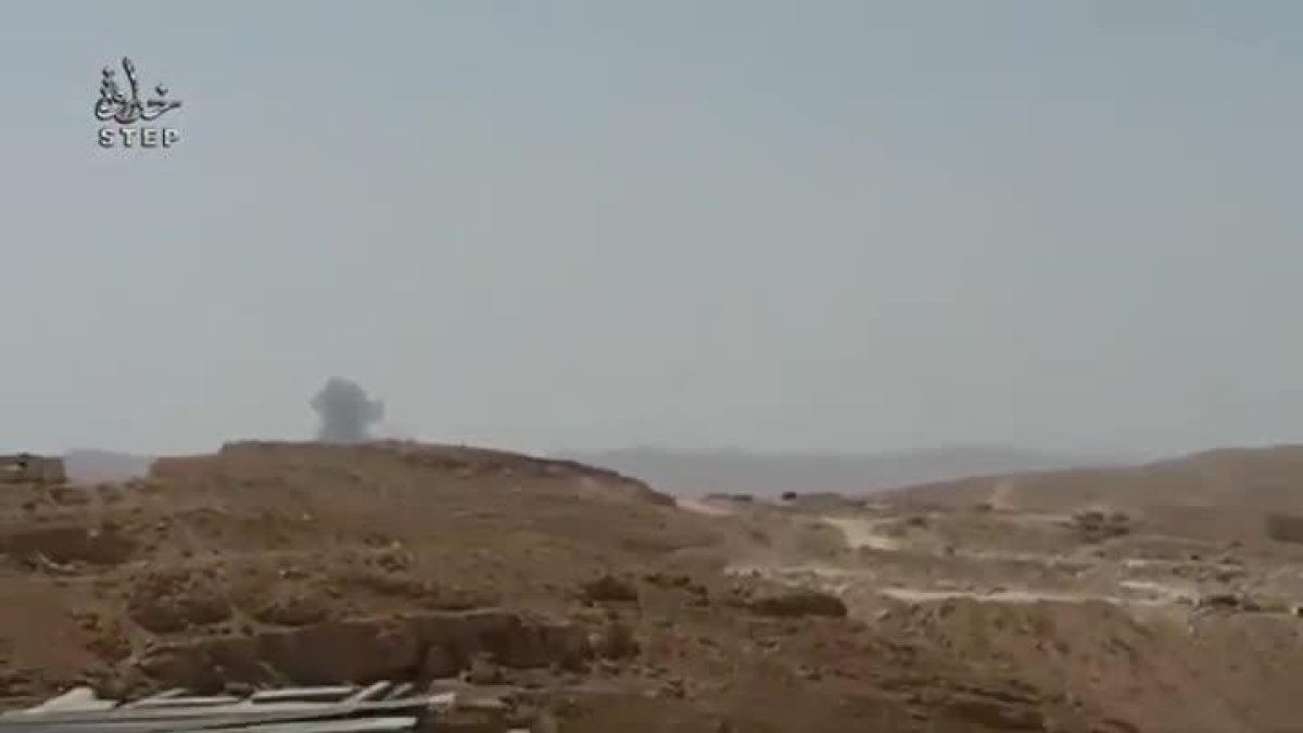 Se observa una columna de humo en el punto donde cayó el aparato que según el EI es un avión de guerra sirio derribado.-