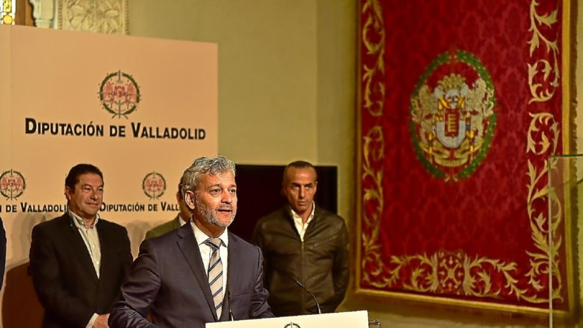 César Mata, coordinador del ciclo, durante la presentación.-EL MUNDO