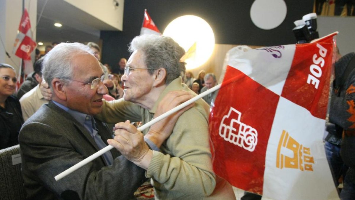 El histórico líder socialista, Alfonso Guerra, saluda a una simpatizante al inició del Mitin de cierre de campaña en Ponferrada-Ical