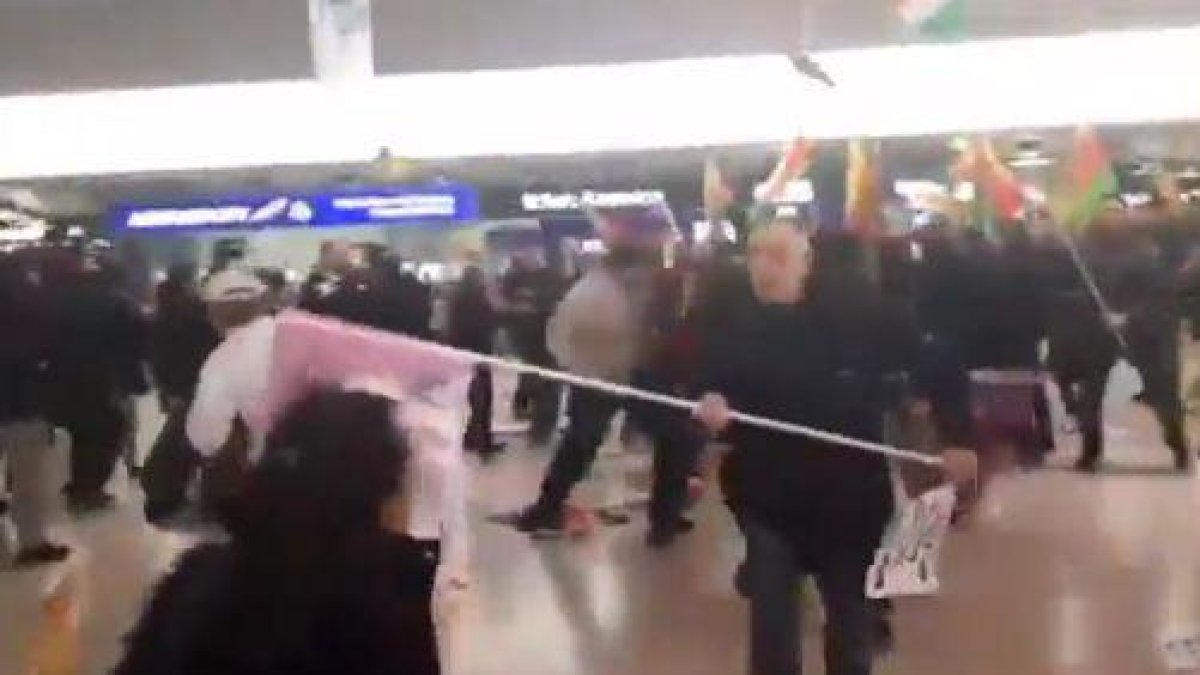 En la pelea se vieron envueltas hasta 180 personas que coincidieron en la terminal.-
