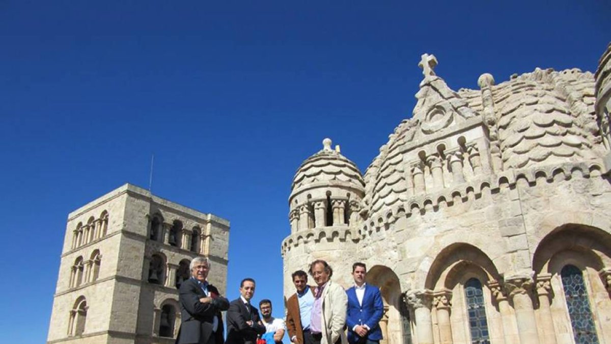 Representantes del PSOE de la provincia de Zamora, visitan la Catedral Zamora.-ICAL