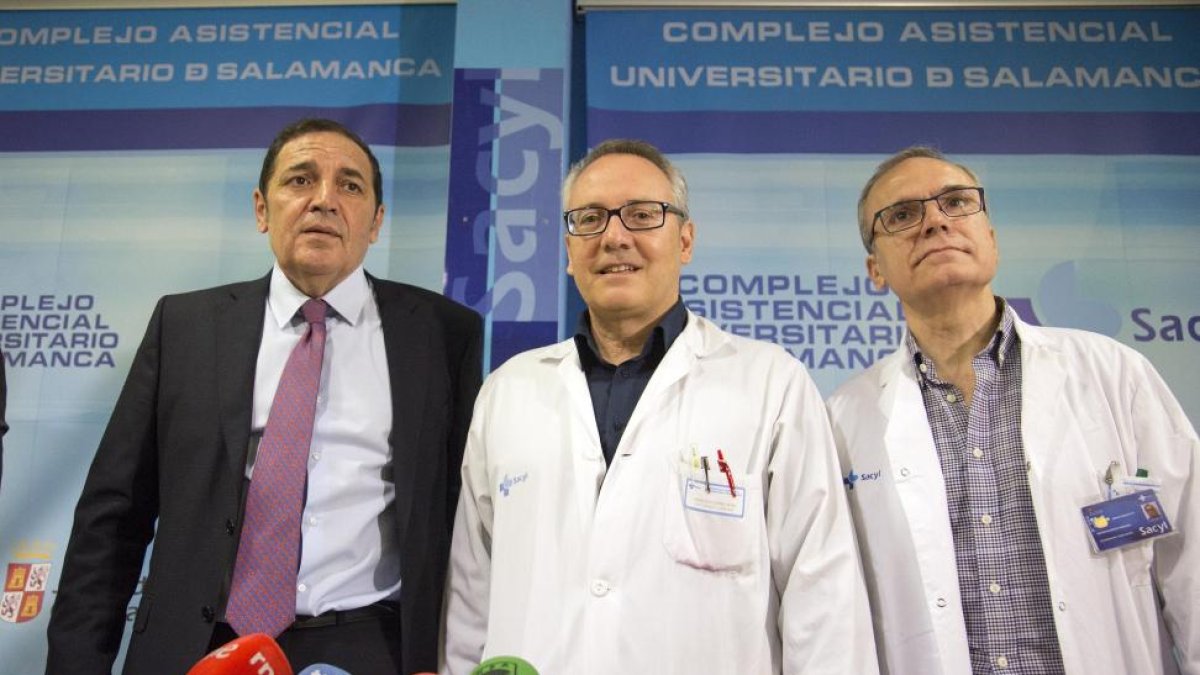 El consejero de Sanidad, Antonio María Sáez, informa en rueda de prensa sobre la realización del primer trasplante cruzado en Castilla y León. En la imagen junto al consejero: Victor Sagredo, coordinador de trasplantes del hospital de Salamanca (D) y Fran-ICAL