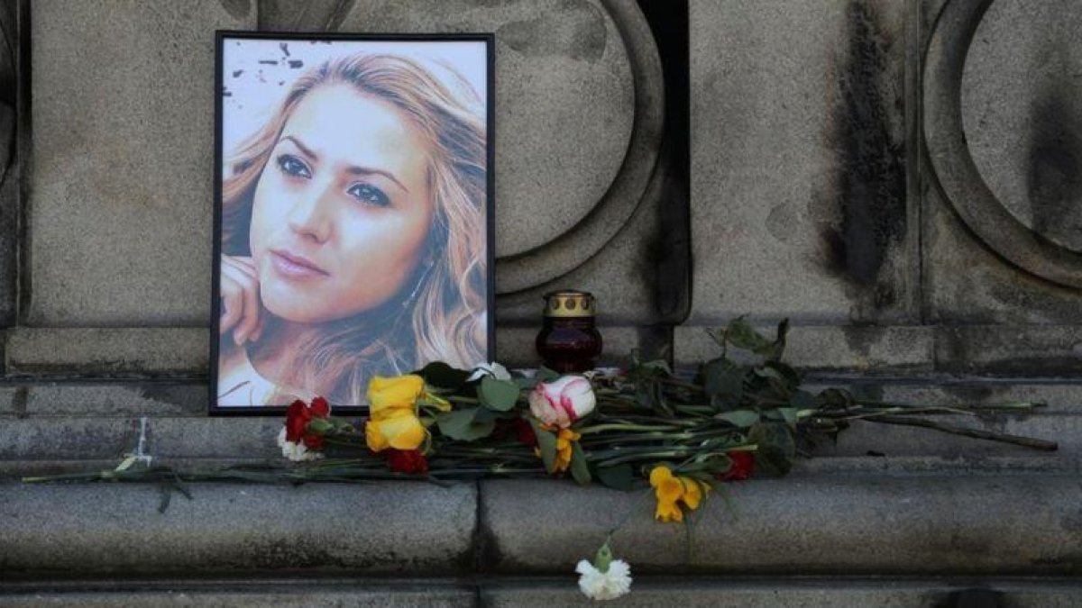 Ofrenda floral en homenaje a la periodista Viktoria Marinova, fallecida en la ciudad búlgara de Ruse.-STOYAN NENOV (REUTERS)