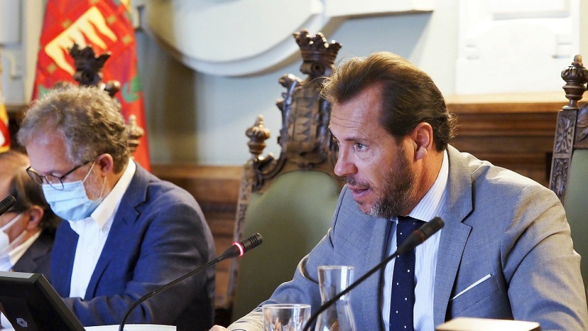 El teniente de alcalde, Manuel Saravia, y el alcalde Óscar Puente. M.Á.SANTOS/PHOTOGENIC