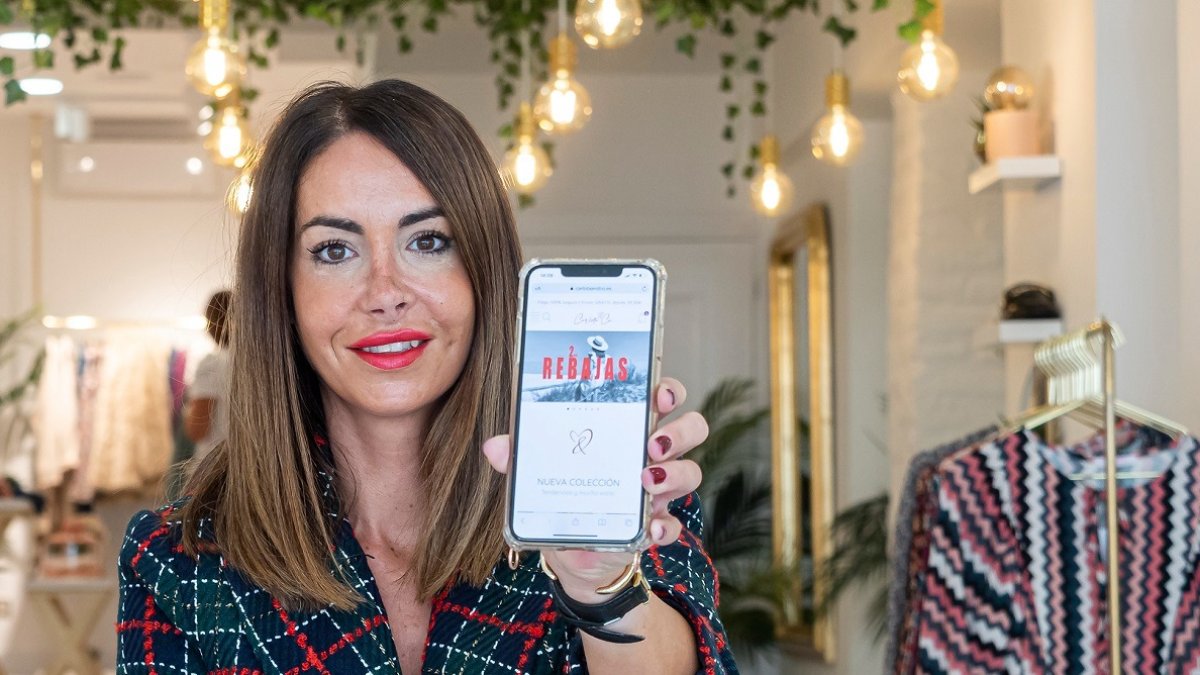 Lydia Reinaldo, fundadora y propietaria de Carlota&Co, muestra la página web de la tienda. PHOTOGENIC-PABLO REQUEJO