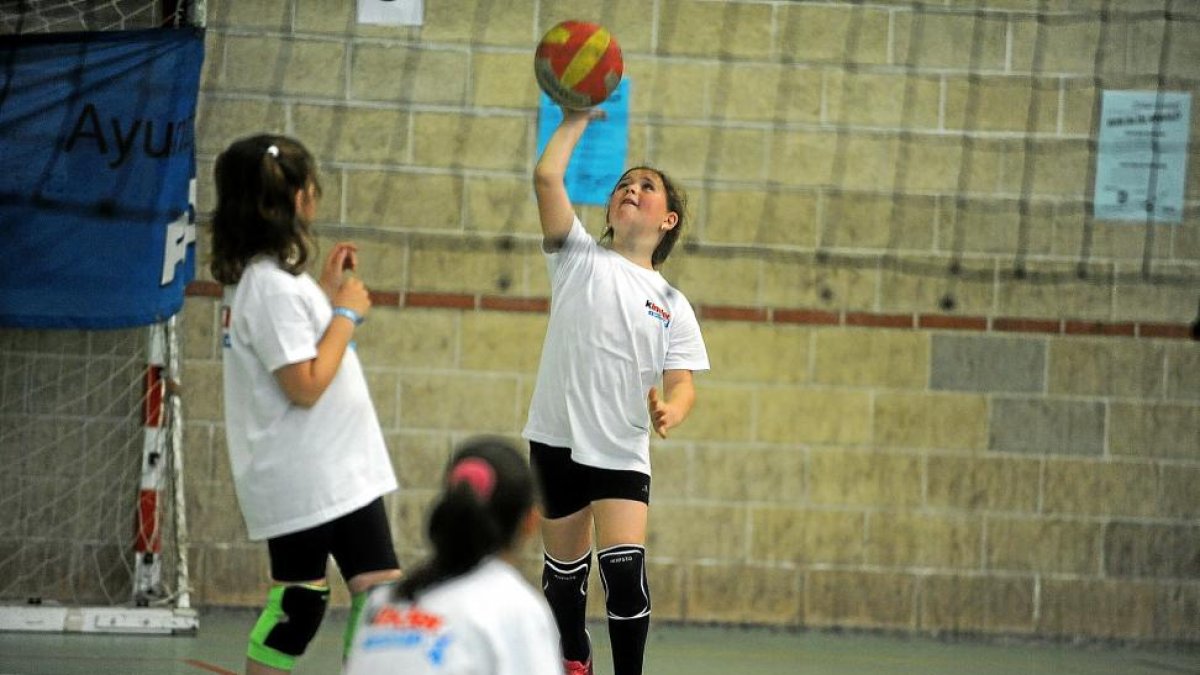 Una jugadora realiza el saque en un partido en el Día del Minivoley.-E. M.