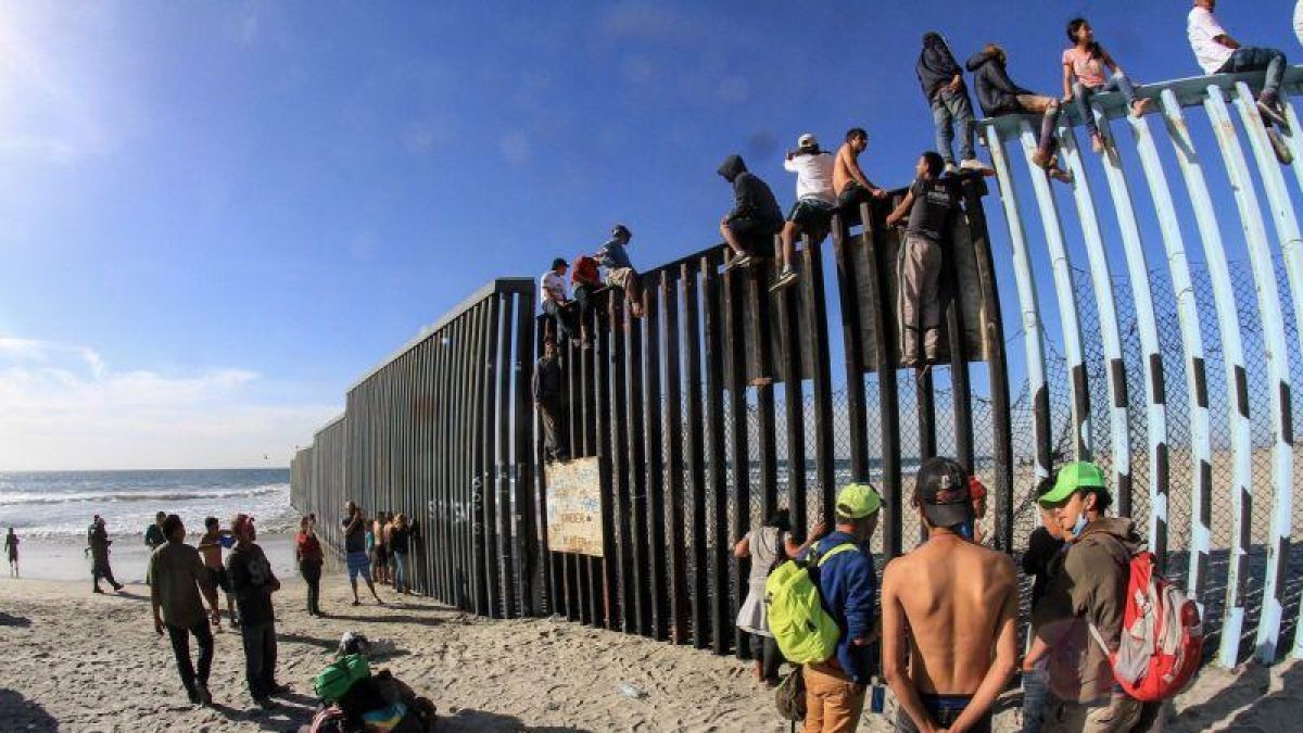 Trump justificó su declaración de emergencia por una supuesta invasión de drogas y criminales en la frontera con México.-EFE