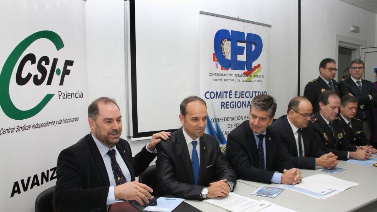 El director general de la Policía, Ignacio Cosidó (3I), junto al secretario general de la CEP, Antonio Labrado (2I), y al secretario regional del CEP, Félix Ruiz (I), en la inauguración de las jornadas técnico-jurídicas organizadas por la Confederación Es-ICAL