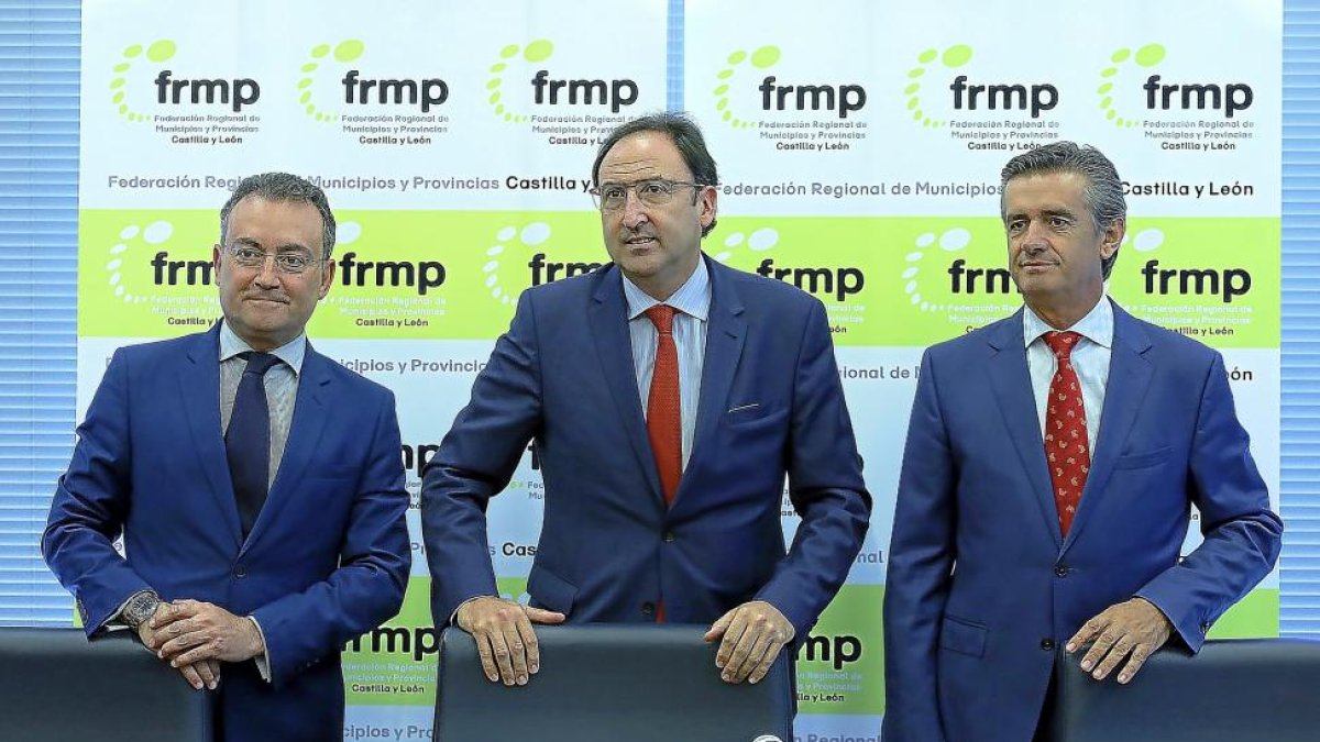 Alfonso Polanco preside la Comisión Ejecutiva junto a Fernando Salguero y Valentín Cisneros.-ICAL