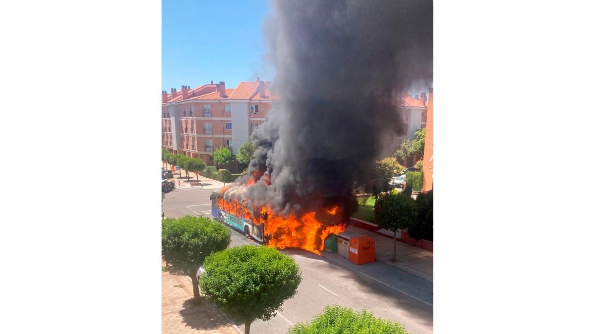 Imagen del incendio en Covaresa.- FOTOS Y VÍDEO: DIEGO GONZÁLEZ