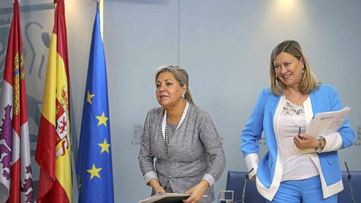 La vicepresidenta Rosa Valdeón y la consejera de Economía y Hacienda Pilar del Olmo, ayer tras la rueda de prensa.-ICAL