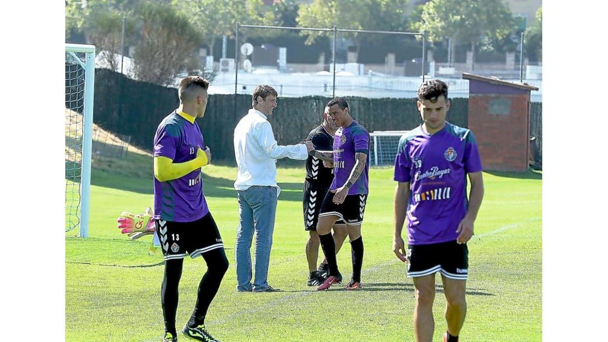 Raúl de Tomás y el presidente Carlos Suárez se saludan tras concluir el entrenamiento de ayer.-BALCAZA