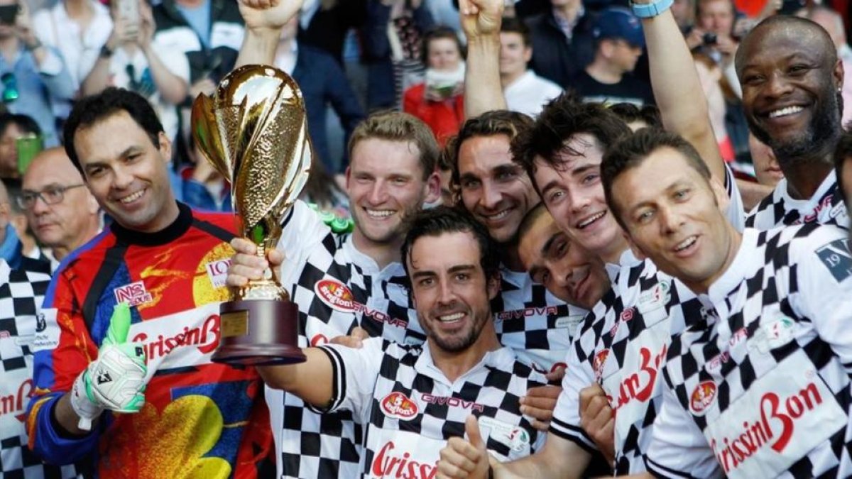 Fernando Alonso, durante el encuentro benéfico-AFP / JEAN CHRISTOPHE MAGNENET