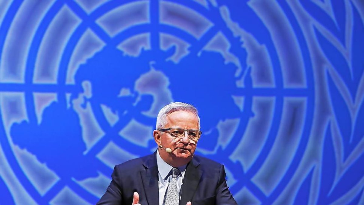El jefe de protocolo de las Naciones Unidas, Peter Van Laere, durante su intervención.-J.M. LOSTAU