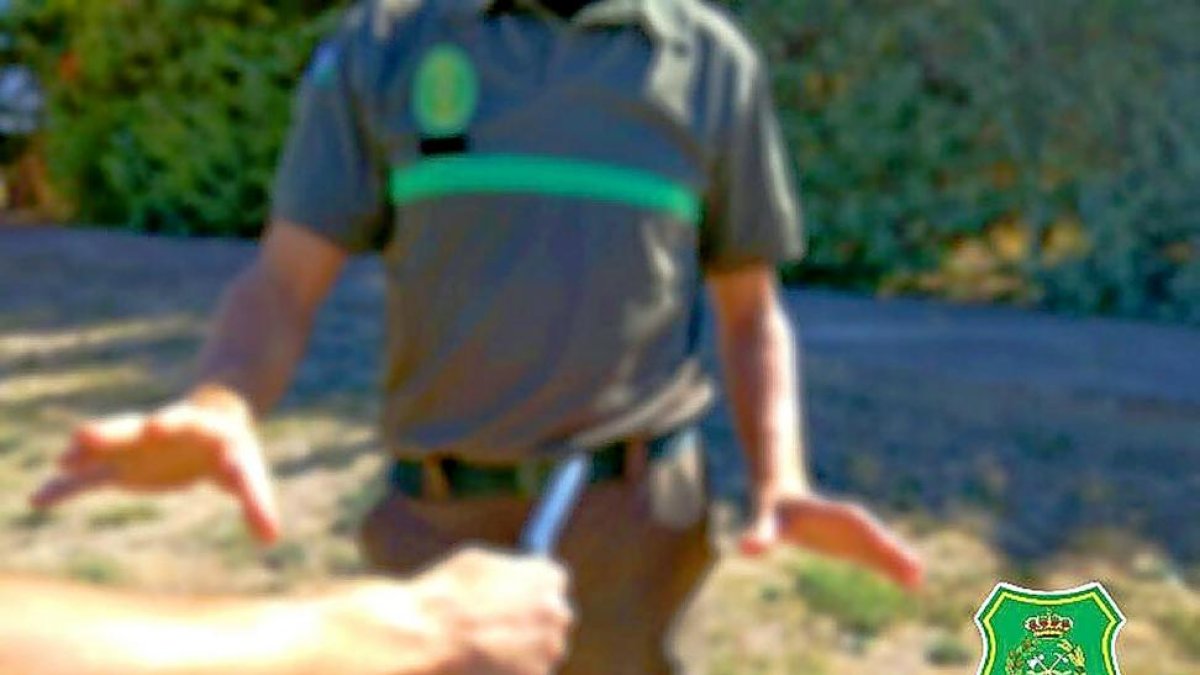La Asociación Profesional de Agentes Medioambientales distribuyó ayer esta imagen de la agresión, en la que uno de los presuntos cazadores furtivos estaría amenazando al guardia forestal.-