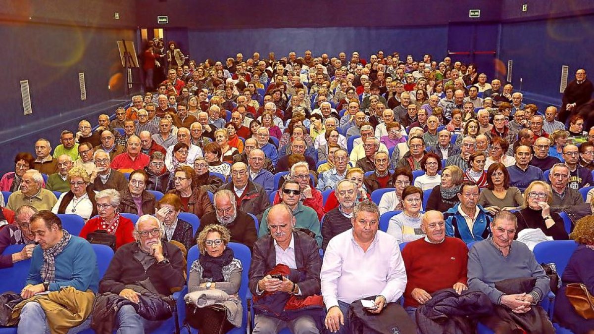 Participantes en la mesa redonda del soterramiento celebrada ayer en el centro cívico de Pajarillos.-J.M. LOSTAU