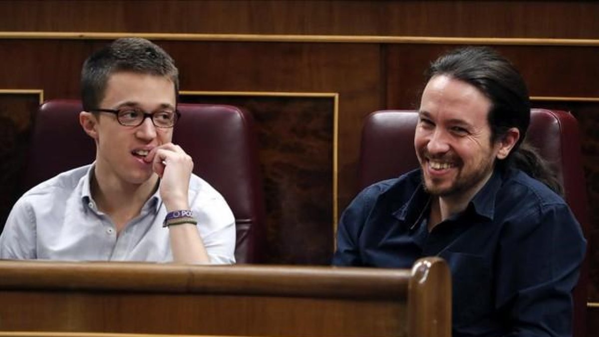 Pablo Iglesias e Íñigo Errejón, durante la intervención de Pedro Sánchez en el debate de investidura.-EFE / JAVIER LIZON