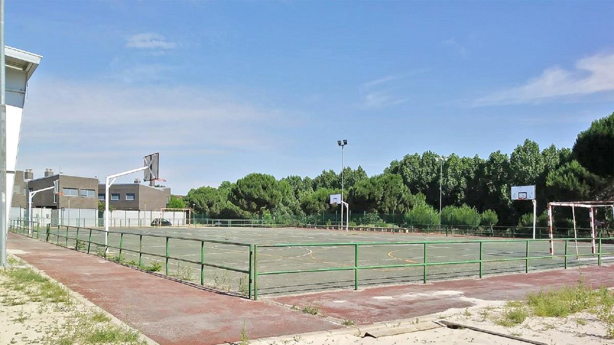 Terreno donde se construirá el centro multinacional, ocupado en la actualidad por pistas deportivas.-A.V.