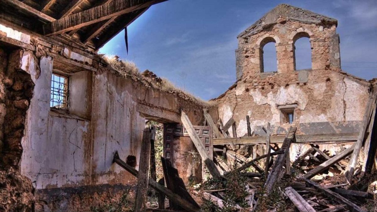 Estado de ruina en el  que se encuentra la iglesia de Valdegrulla.-HDS
