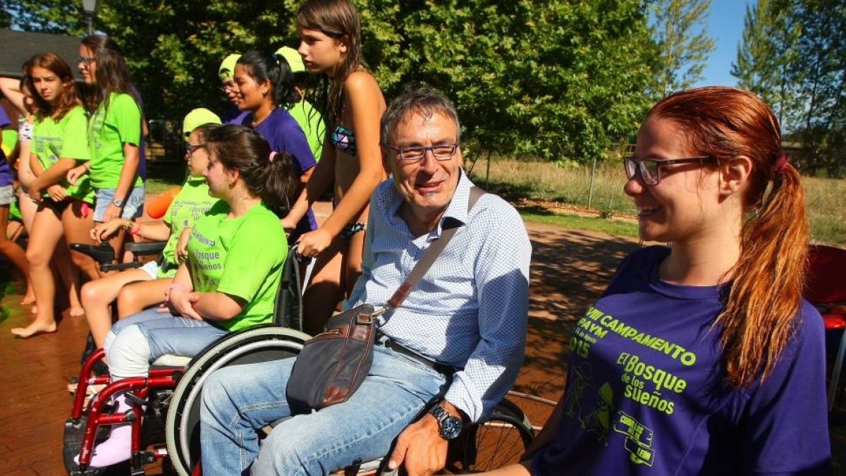 El presidente y director general de Aspaym Castilla y León, Julio Herrero, durante la visita a los niños que participan en la XVIII edición del campamento Aspaym en Cubillos del Sil (León)-Ical
