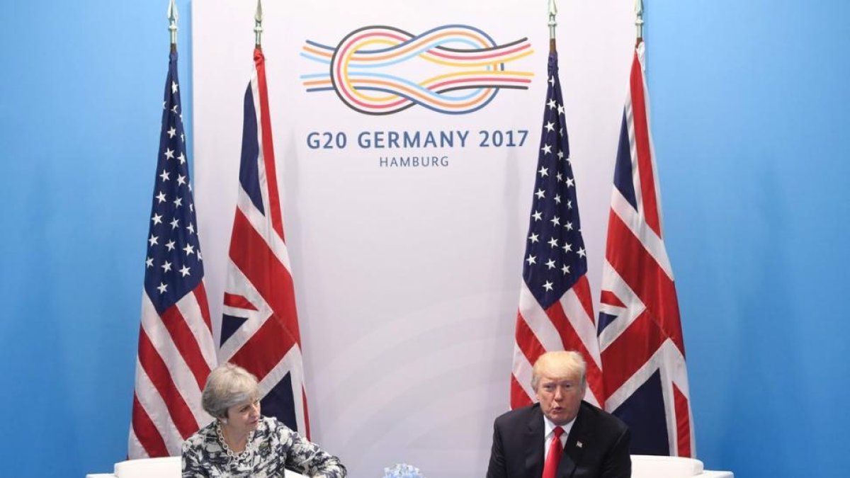 Theresa May y Donald Trump, durante su encuentro en el G-20.-SAUL LOEB / AFP