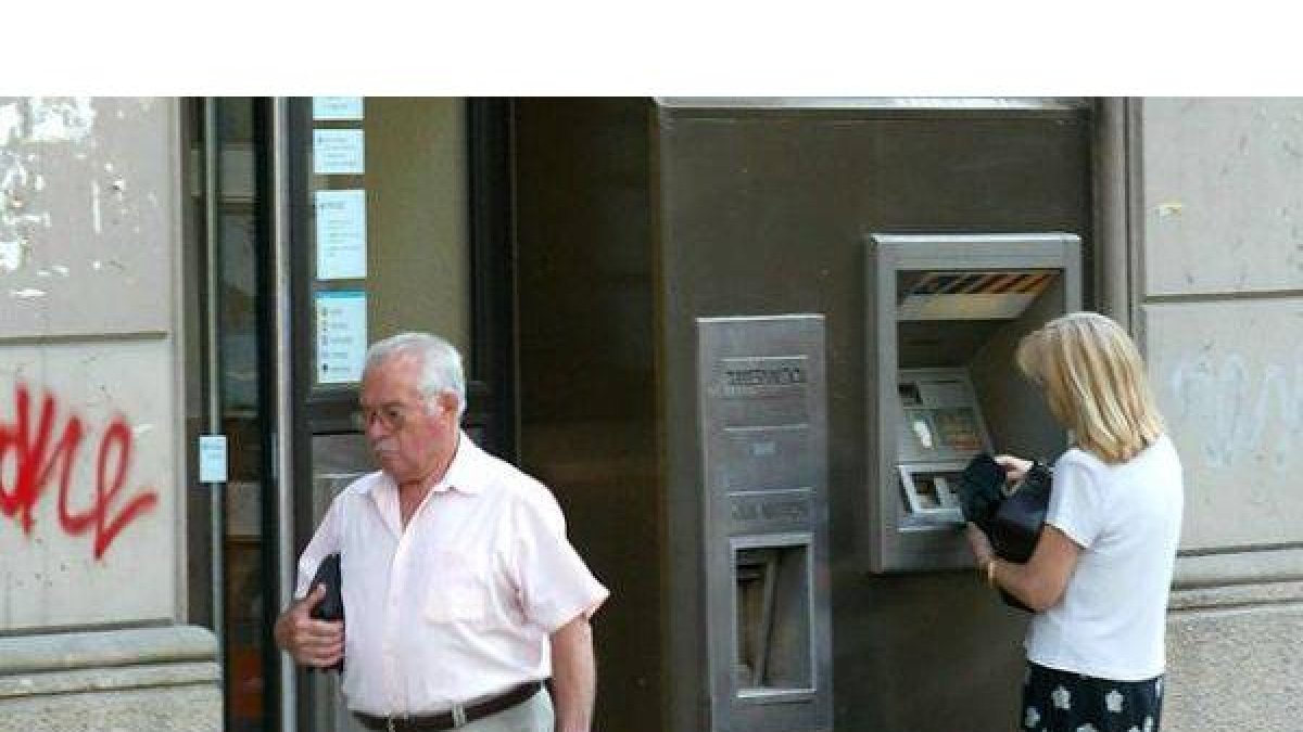 Un cajero automático en la calle.-Foto: JULIO CARBÓ