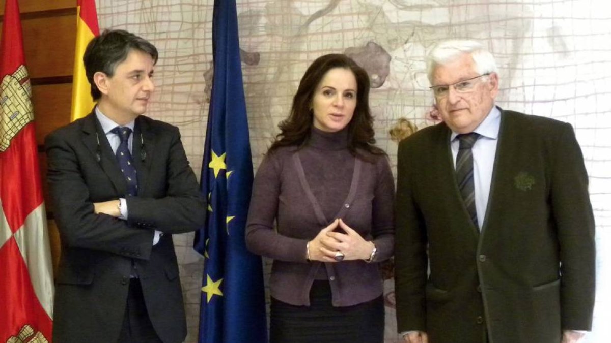 La consejera de Agricultura y Ganadería, Silvia Clemente, el director general de Industrias Agrarias, Jorge Morro y Juan Manuel Ruiz Liso, director de la Fundación Científica Caja Rural de Soria, que representa en España los programas de la UNESCO de la D-Ical