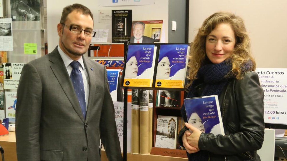 Presentación del libro 'Lo que tengo que contarte' de Julia Montejo en la librería Oletum de Valladolid, junto al director de la agencia Ical, Luis Miguel Torres-Ical