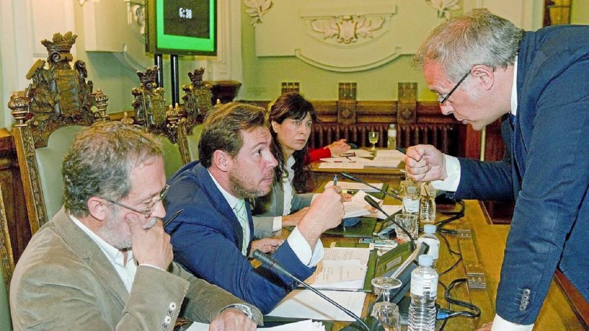 Puente y Martínez Bermejo conversan durante el pleno ante Saravia y Redondo.-J. M. Lostau