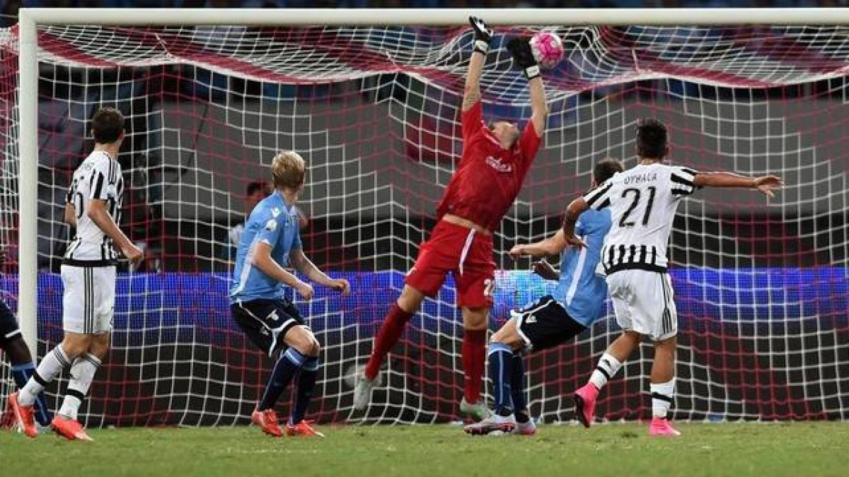 Paulo Dybala marca su primer gol oficial con la Juve, en la final de la Supercopa de Italia en Shangái.-Foto: AFP / JOHANNES EISELE