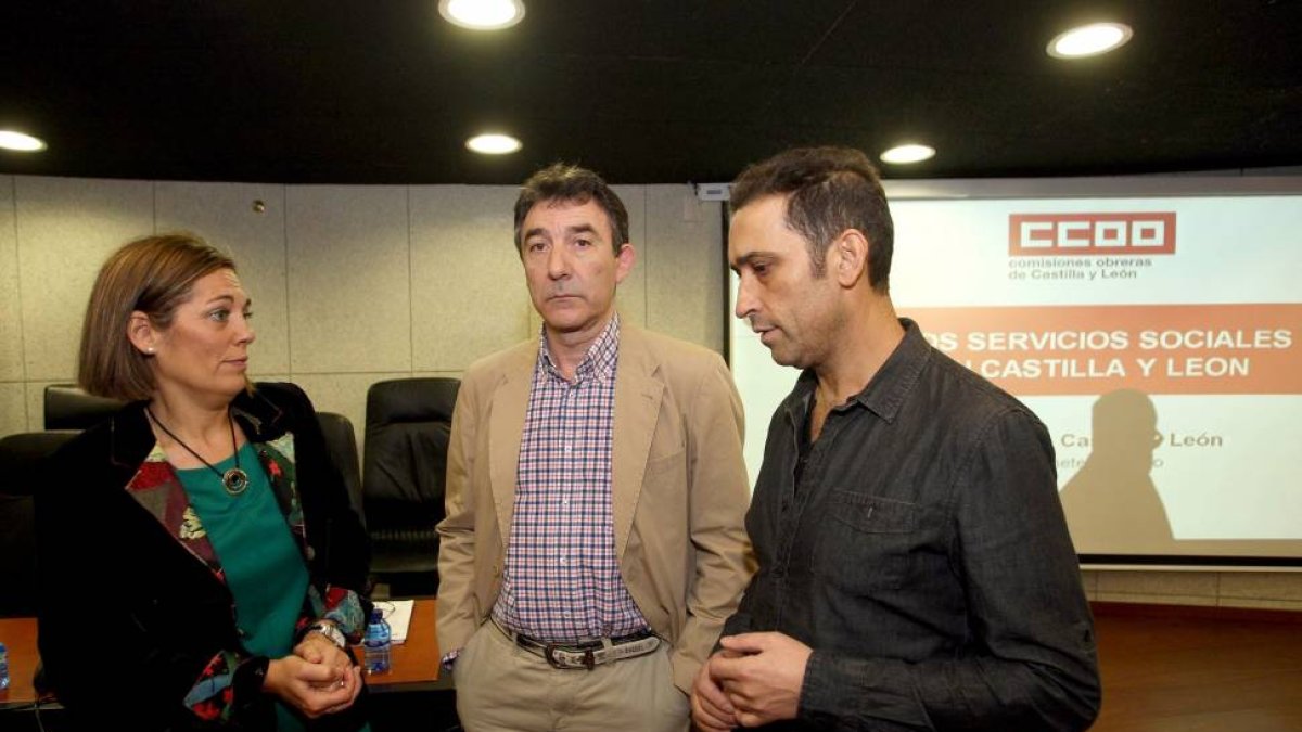 La consejera de Familia, Milagros Marcos, y el secretario regional de CCOO, Ángel Hernández, junto al secretarío de Acción Sindical, Vicente Andrés-Ical