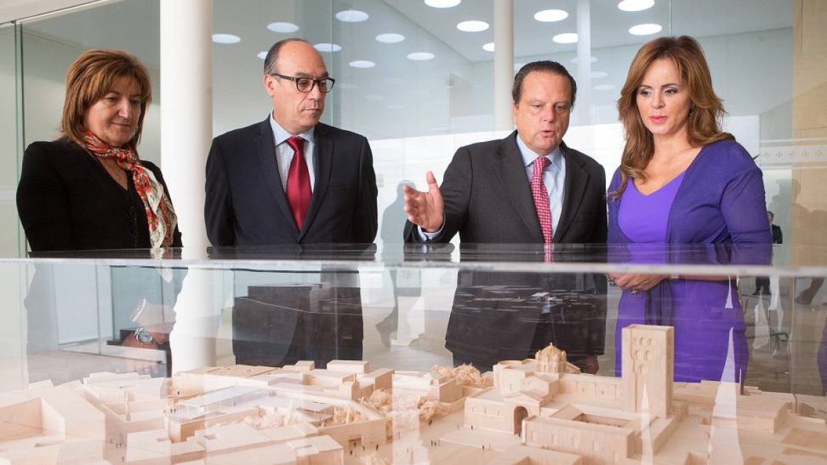 La presidenta de las Cortes, Silvia Clemente, visita el Consejo Consultivo y se reúne con su presidente, Mario Amilivia.-ICAL