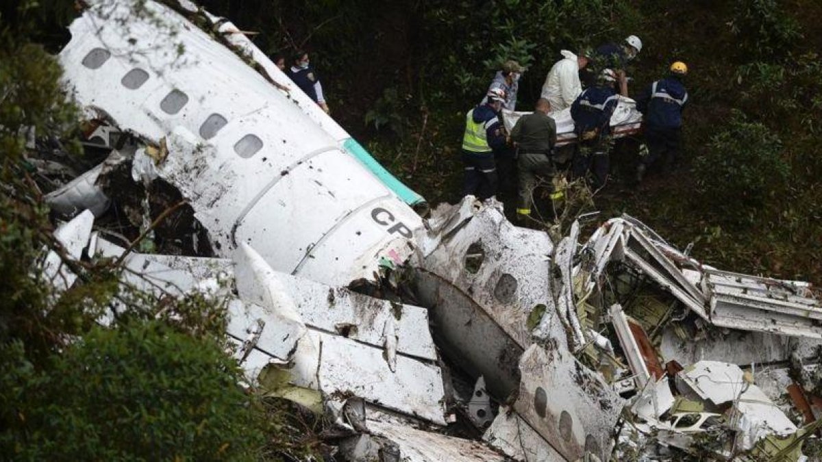 Los equipos de rescate recuperan a víctimas del accidente en las cercanías de Medellín.-RAÚL ARBOLEDA