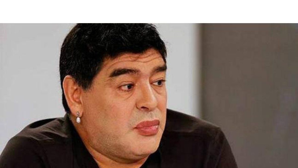 Maradona ha causado revuelo al aparecer en la tele con unos labios supuestamente pintados.-