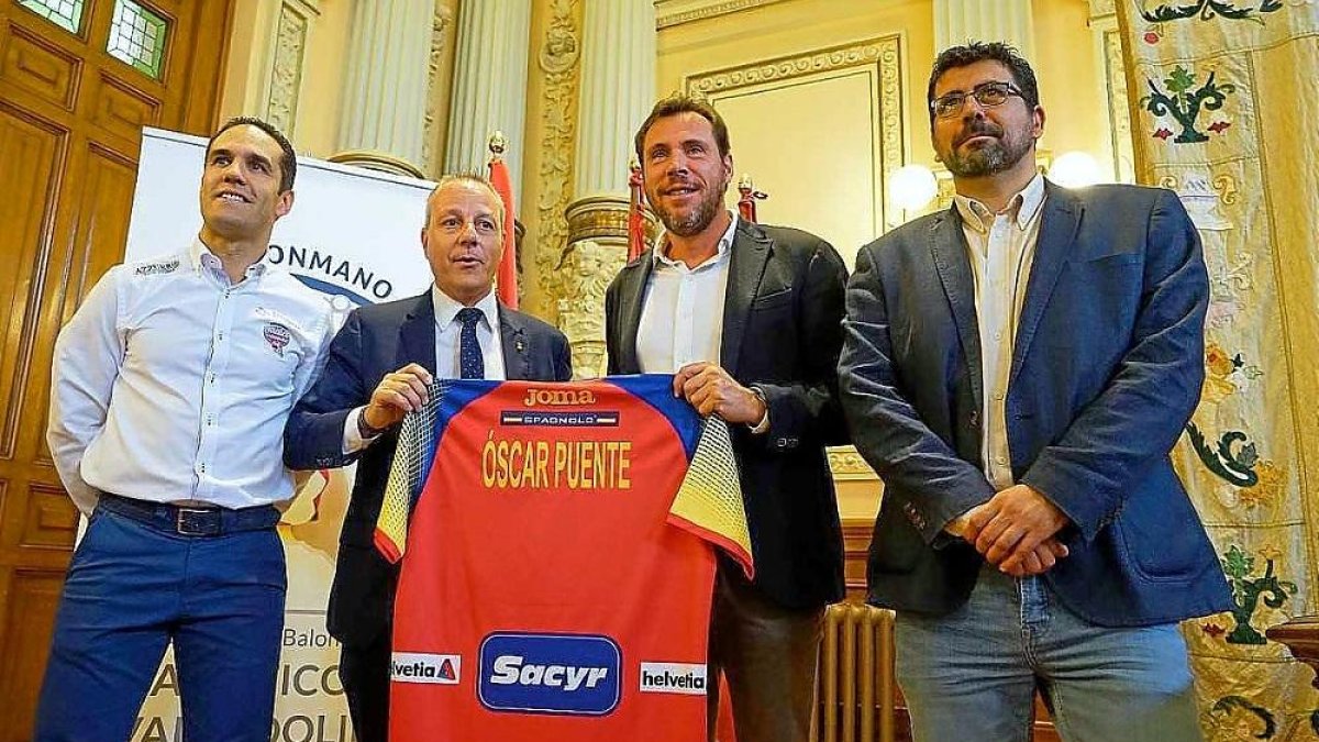 Blázquez entregó al alcalde Óscar Puente una camiseta de los ‘hispanos’ con su nombre.-E.M.