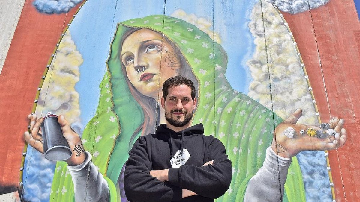 Antonio Muelas, frente a la obra “Nuestra Señora de los Botes”.-ARGICOMUNICACIÓN