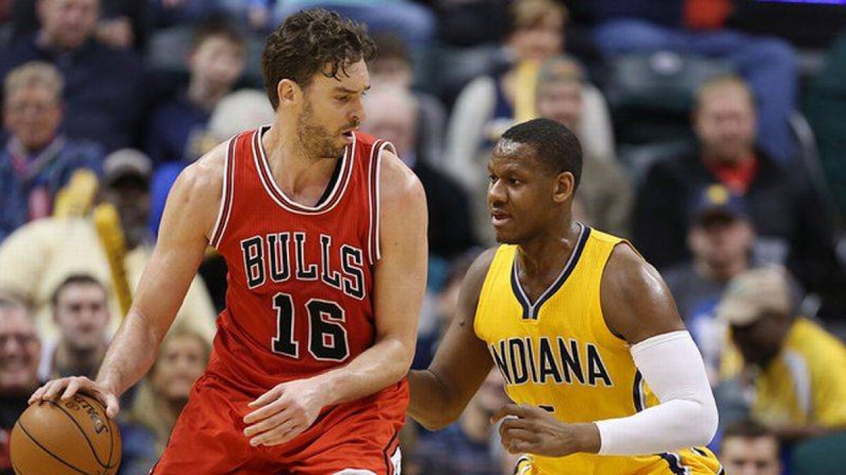 Pau Gasol trata de deshacerse de Lavoy Allen, en el partido que ha enfrentado a los Bulls y los Pacers en Indianápolis.-Foto: USA TODAY / BRIAN SPURLOCK