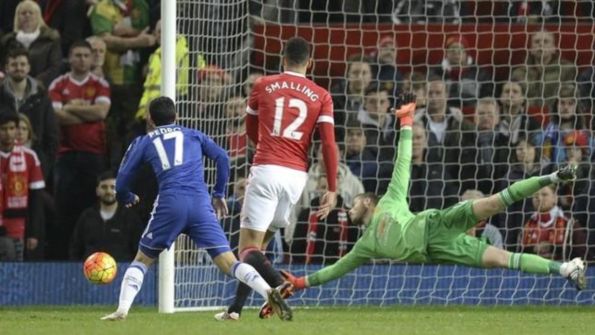 De Gea se estira para despejar el tiro de Pedro durante el partido de Old Trafford-AFP / OLI SCARFF
