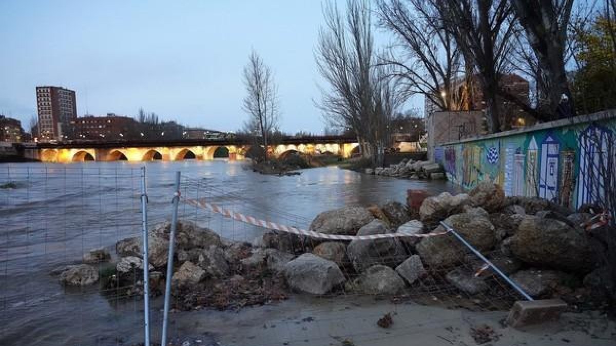 Aumento del caudal del río Pisuerga a su paso por Las Moreras.-MIRIAM CHACÓN ICAL