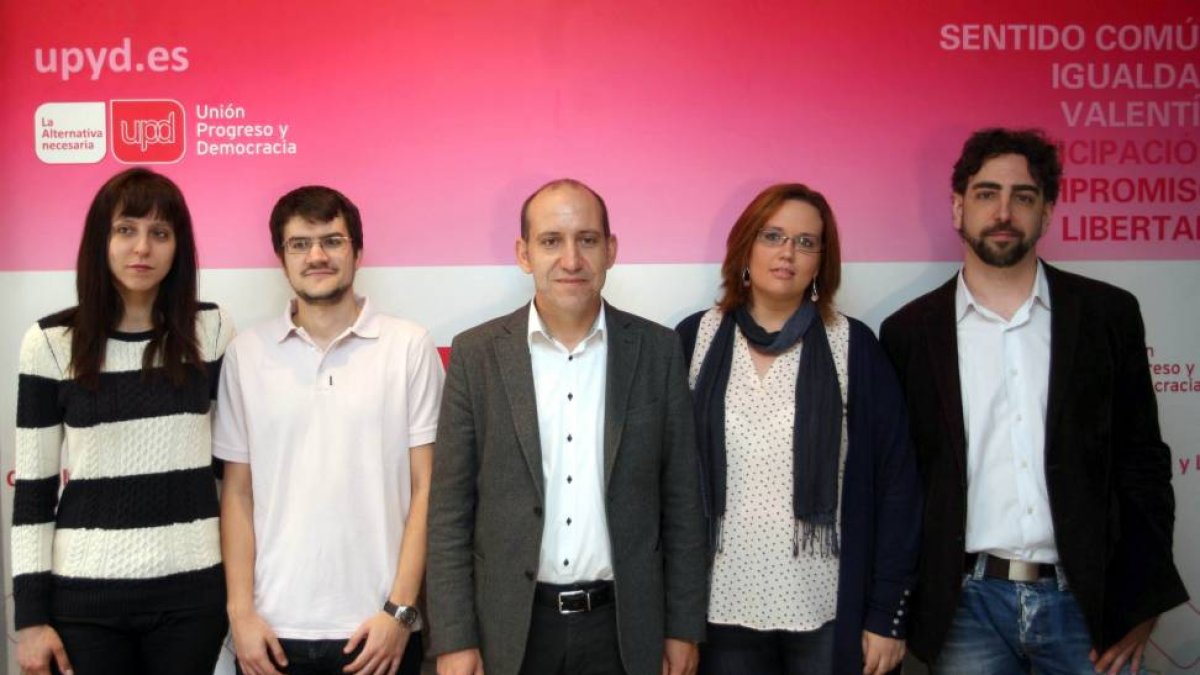 El cabeza de lista a la Alcaldía de Valladolid por UPyD, César Toquero (C), presenta a los integramtes de su candidatura-Ical