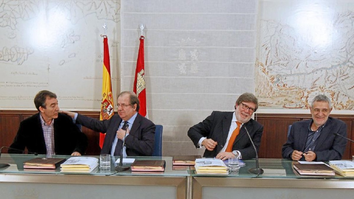 Hernández , Herrera, Aparicio y Prieto el 27 de enero de 2016 durante la firma de la estrategia que regirá hasta 2020 .-J.M.LOSTAU
