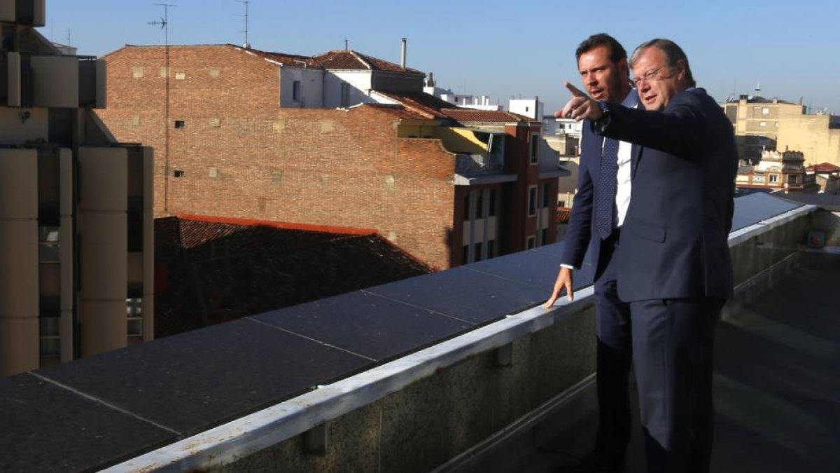 Los alcaldes de León y Valladolid, Antonio Silván y Óscar Puente, mantienen un encuentro en el Ayuntamiento de León-Ical