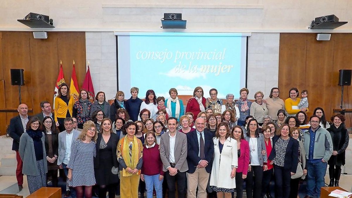 Carnero junto a participantes del Consejo Provincial de la Mujer.-EL MUNDO