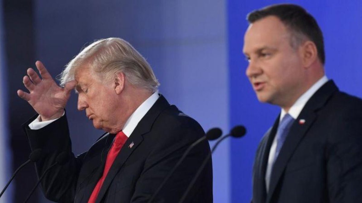 El presidente de Polonia, Andrzej Duda, con el presidente de EEUU Donald Trump  en el castillo de Varsovia el 6 de julio del 2017.-SAUL LOEB / AFP