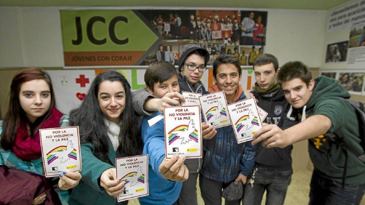 Los alumnos enseñan carteles con el lema de la celebración pacifista-J.M.Lostau