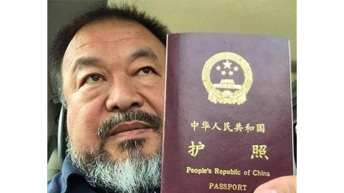 El artista chino dio a conocer que las autoridades le habían devuelto el documento que le permite salir de China con esta fotografía que subió a su cuenta de Twitter e Instagram.-Foto: AFP / AI WEIWEI
