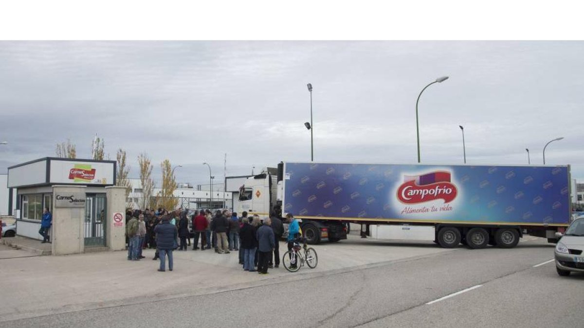 Los trabajadores de Campofrio leyeron un manifiesto a las puertas de la otra planta que campofrio tiene en Burgos, la de Carnes Selectas-Ical