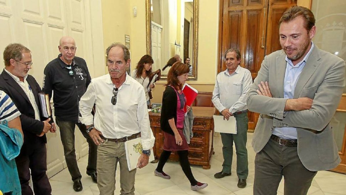 Saravia y miembros de Turismoto, con Parellada en el centro, antes de anunciar que no habrá cita en enero.-J. M. Lostau